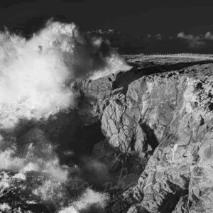 Photographie d'une vague monstrueuse de tempête sur la côte sauvage de la presqu'île de Quiberon.