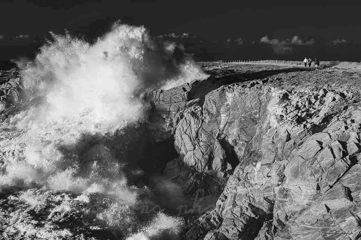 Photographie d'une vague monstrueuse de tempête sur la côte sauvage de la presqu'île de Quiberon.