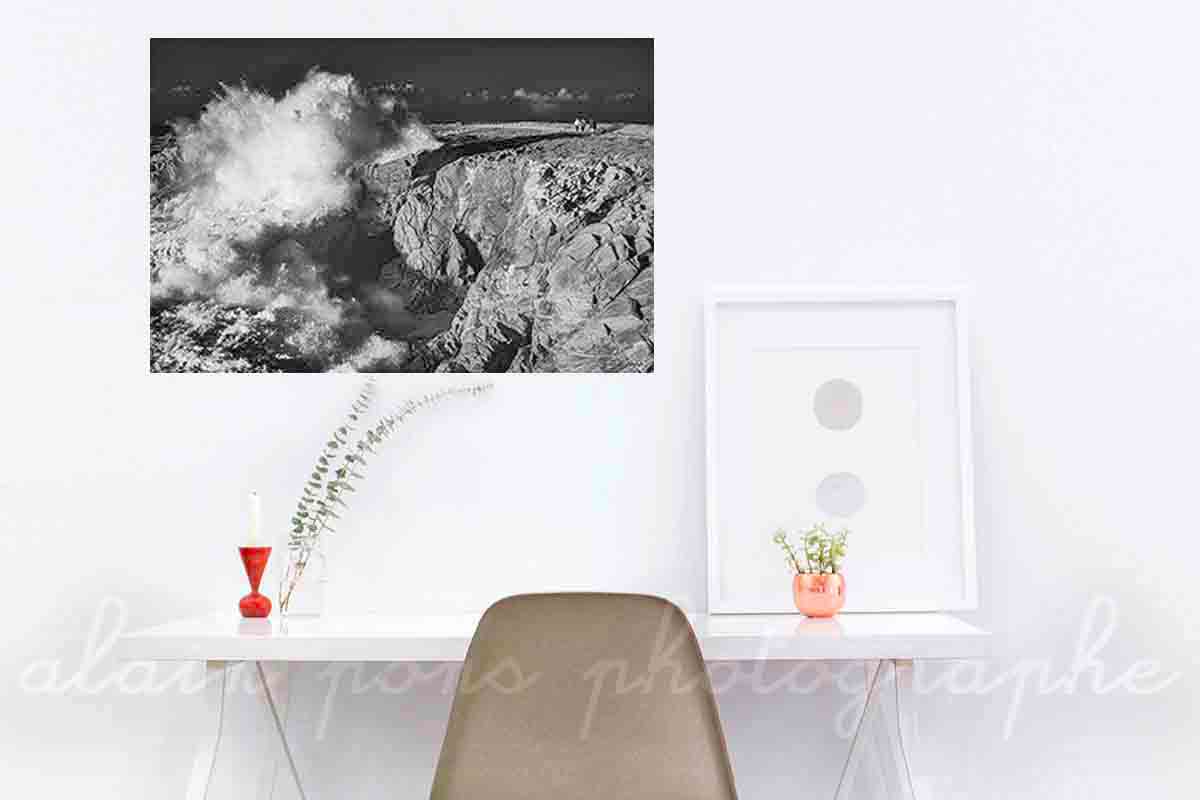 Photographie d'une vague monstrueuse de tempête sur la côte sauvage de la presqu'île de Quiberon. Ici présentée dans un bureau.
