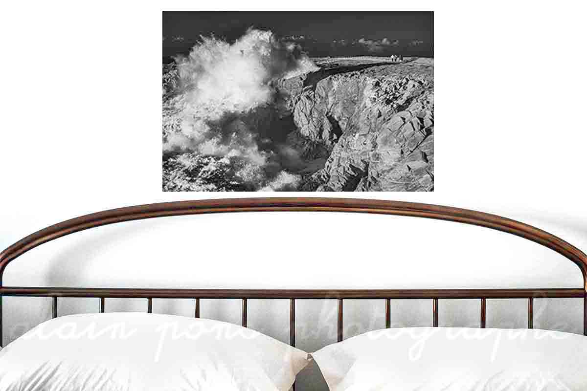 Photographie d'une vague monstrueuse de tempête sur la côte sauvage de la presqu'île de Quiberon. Ici présentée dans une chambre.