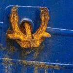 L'ancre jaune du bateau bleu à Douarnenez