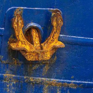 Photographie d'une ancre jaune d'un bateau bleu à Douarnenez.