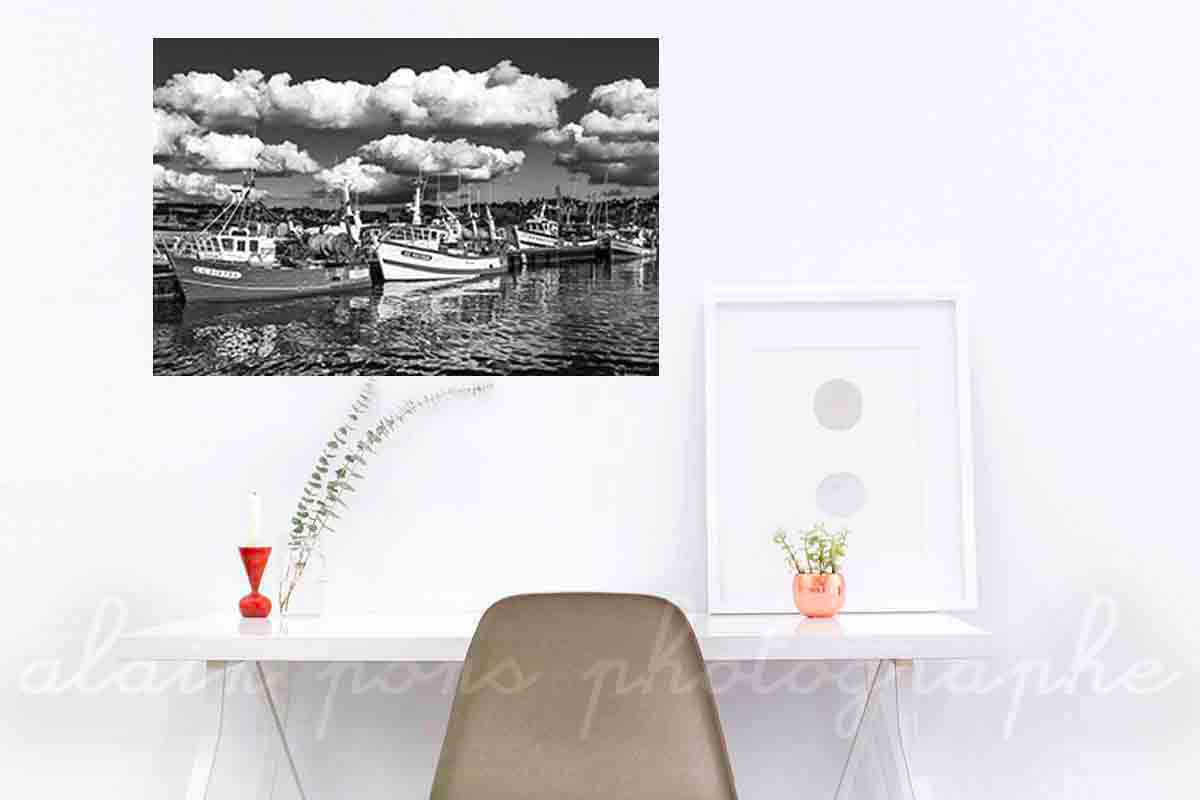Photographie noir et blanc des bateaux de pêche à Concarneau. Une belle flottille artisanale et industrielle, présentée ici en idée de décoration dans un bureau.
