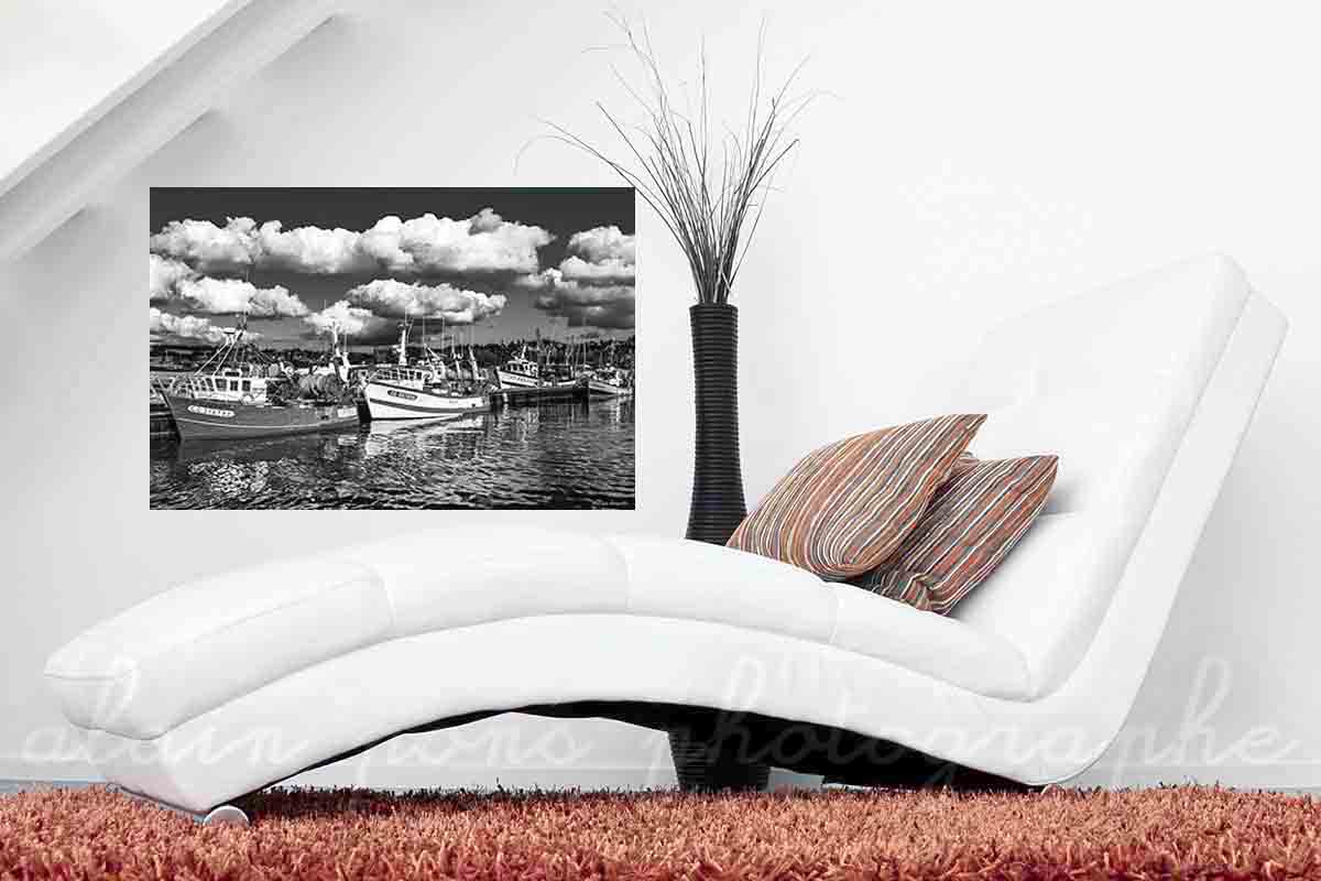 Photographie noir et blanc des bateaux de pêche à Concarneau. Une belle flottille artisanale et industrielle, présentée ici en idée de décoration dans un salon.