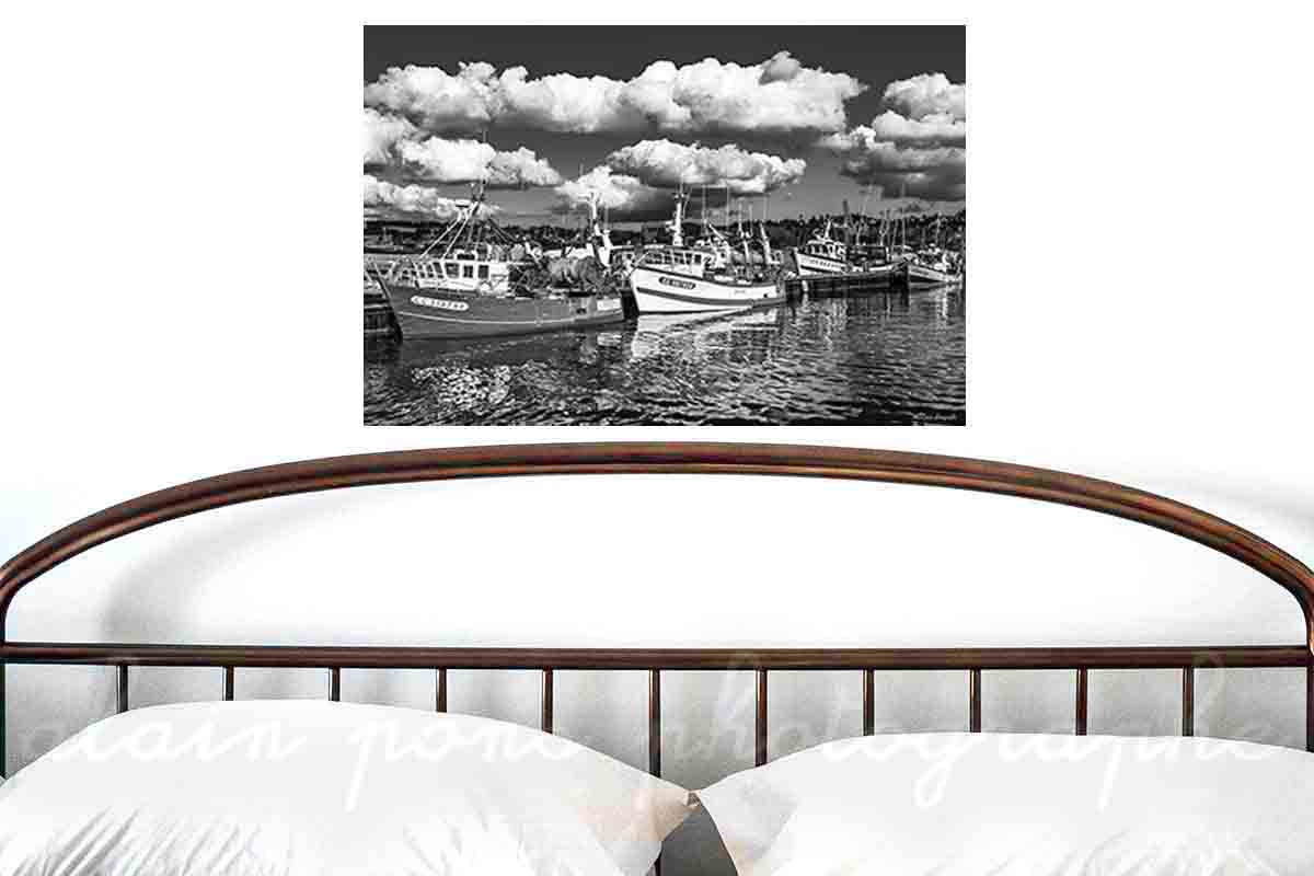 Photographie noir et blanc des bateaux de pêche à Concarneau. Une belle flottille artisanale et industrielle. présentée ici en idée de décoration dans une chambre.