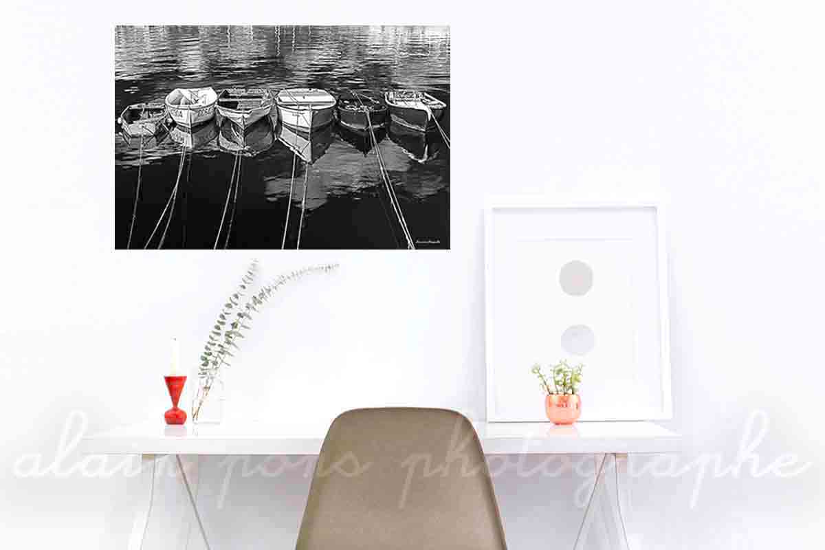 Photographie de 6 canots ou aussi nommés annexes, dans le port de Concarneau, photographie en noir et blanc. Présentation en décoration dans un bureau.