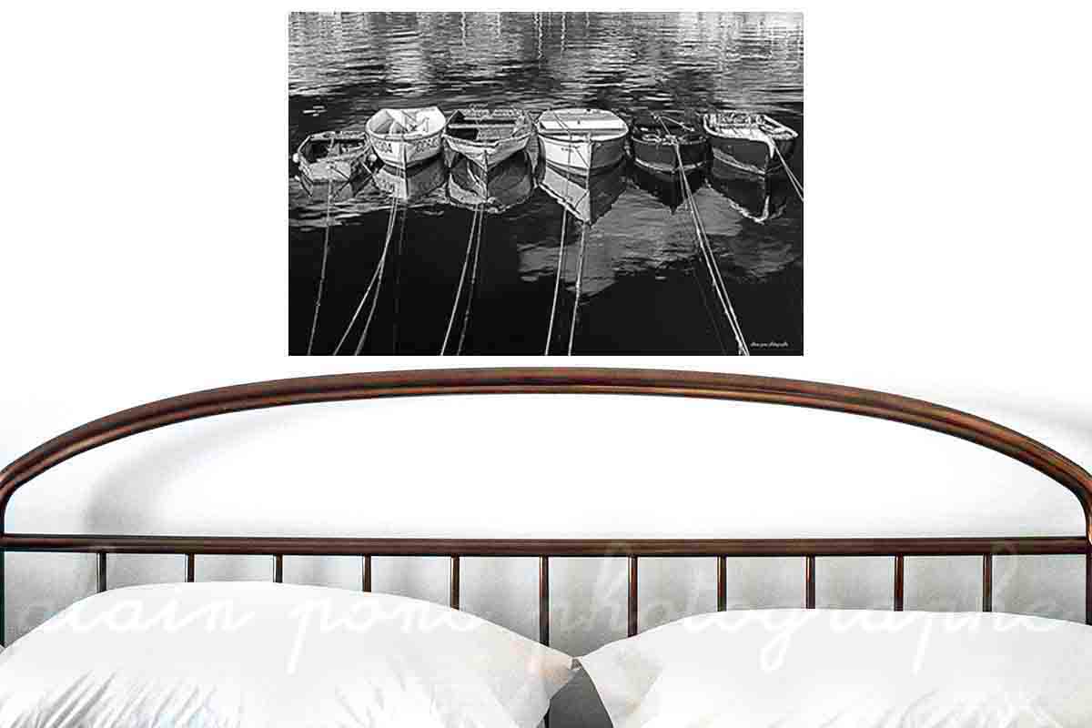 Photographie de 6 canots, aussi nommés annexes, dans le port de Concarneau, photographie en noir et blanc. En décoration dans une chambre.