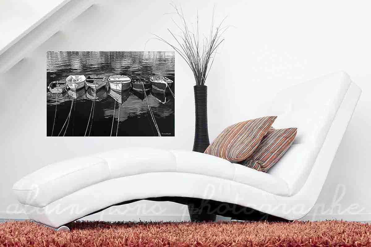 Photographie de 6 canots, aussi nommés annexes, dans le port de Concarneau, photographie en noir et blanc. Présentation en décoration dans un salon.