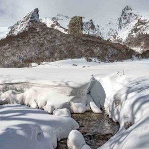 photographie en couleur de la vallée de Chaudefour sous la neige, avec la crête de coq et la dent de la rancune.