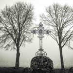 La croix entre deux arbres à Charroux, subtil noir et blanc et halo lumineux