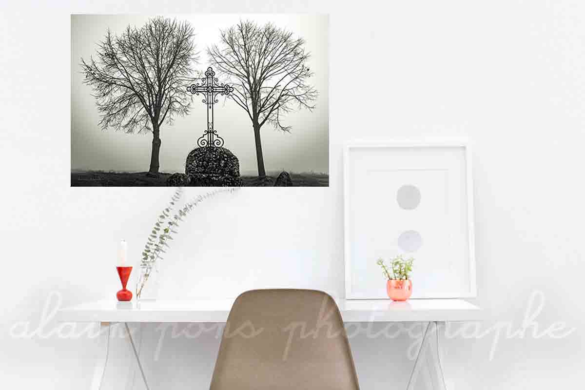 photographie de la croix entre deux arbres à Charroux, Allier, dans le brouillard, en noir et blanc, en décoration dans un bureau, alain pons photographe®