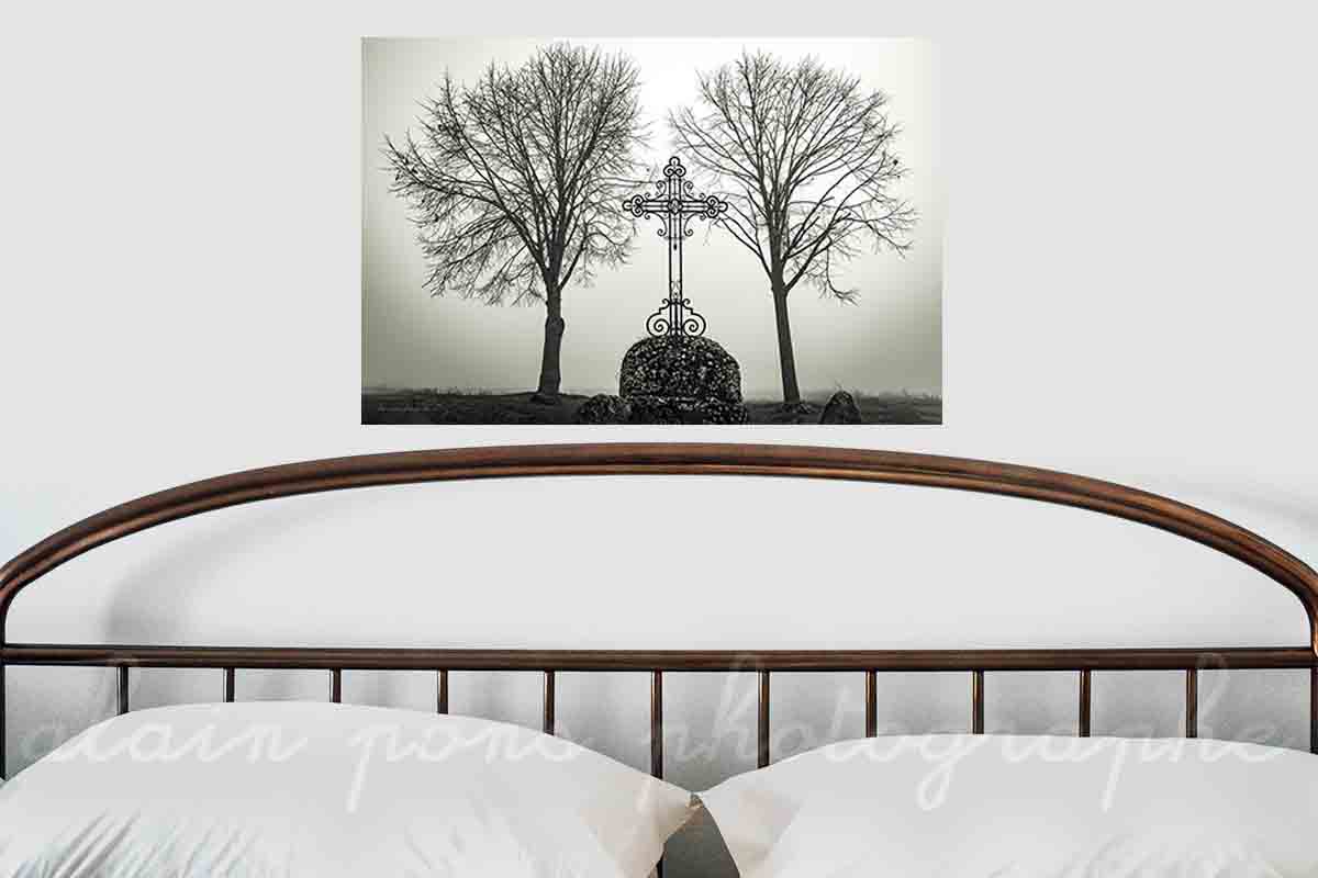 photographie de la croix entre deux arbres à Charroux, Allier, dans le brouillard, en noir et blanc, en décoration dans une chambre, alain pons photographe®