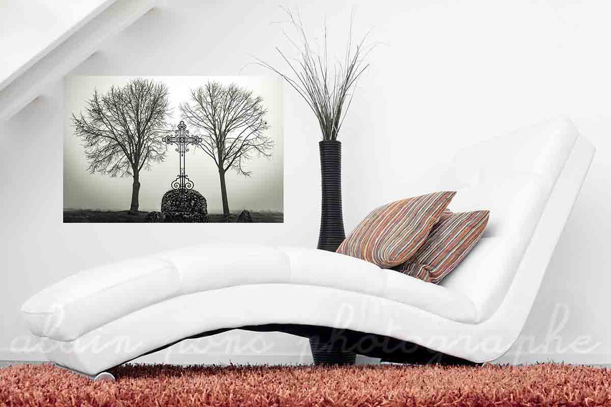 photographie de la croix entre deux arbres à Charroux, Allier, dans le brouillard, en noir et blanc, ici présentée en suggestion de décoration dans un salon, alain pons photographe