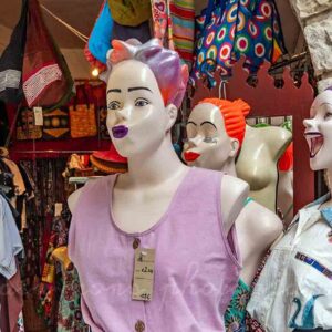 photographie de mannequins dans un magasin, décoration vitrine et présentation de vêtements, alain pons photographe®