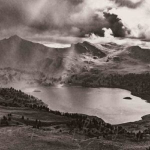 photographie du lac d'Allos, Mercantour, style ancien, en noir et blanc