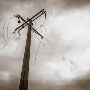 photographie d'un pylône électrique, avec les fils au vent, fils coupés et pendants, par alain pons photographe®