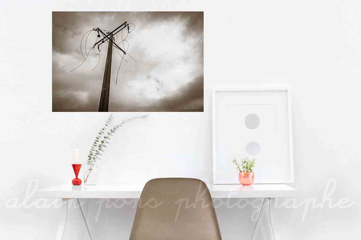 photographie d'un pylône électrique, avec les fils au vent, fils coupés et pendants, ici en présentation de décoration dans un bureau, par alain pons photographe®