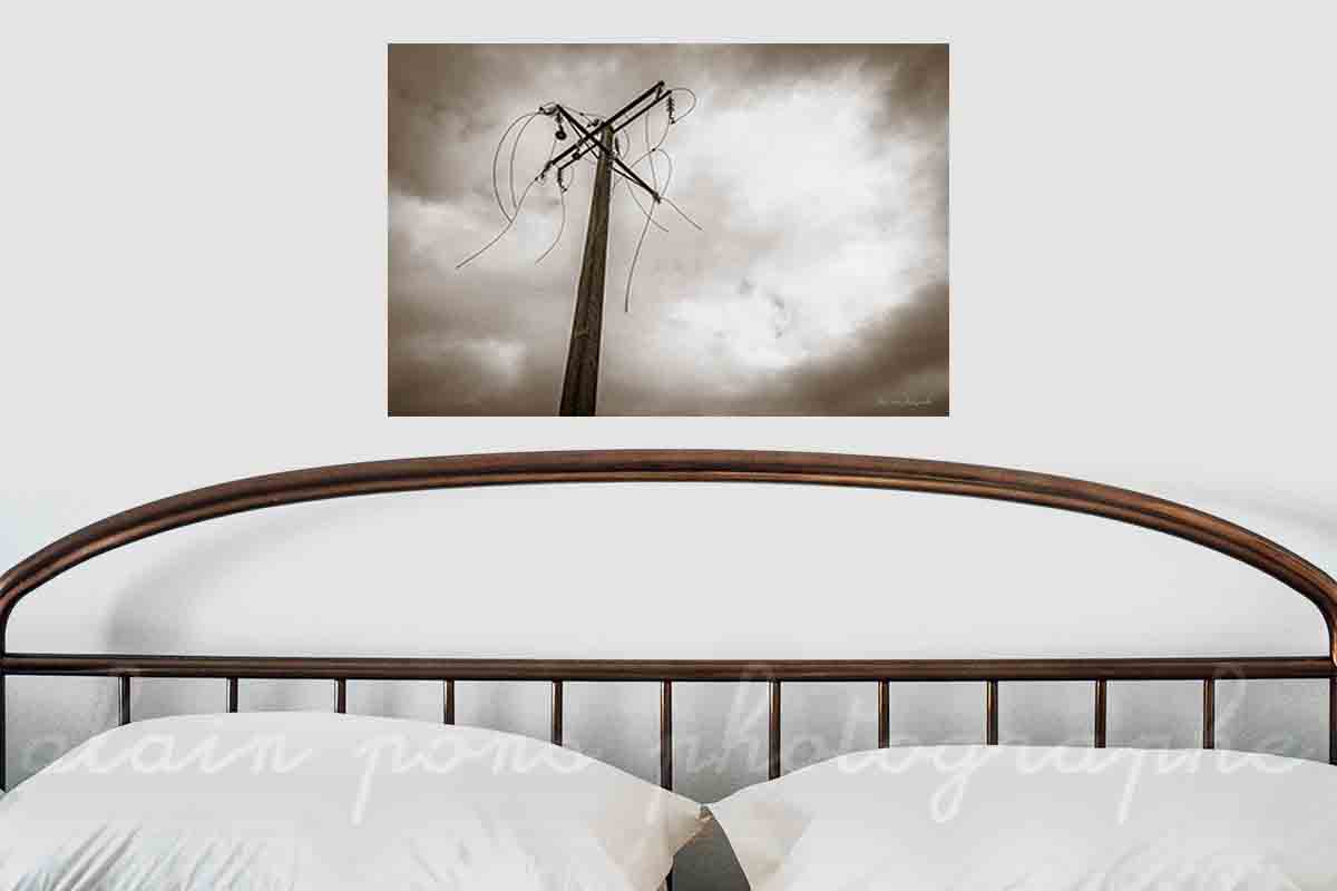 photographie d'un pylône électrique, avec les fils au vent, fils coupés et pendants, ici en présentation de décoration dans une chambre, par alain pons photographe®