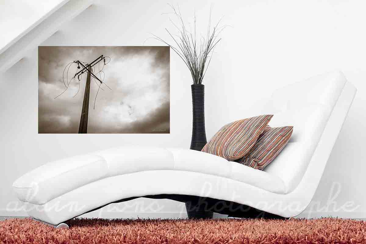 photographie d'un pylône électrique, avec les fils au vent, fils coupés et pendants, ici en présentation de décoration dans un salon, par alain pons photographe®