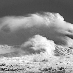 photographie d'une vague représentant un chien couché, en face de la digue à Lesconil, tempête Nelson du 28 mars 2024, alain pons photographe