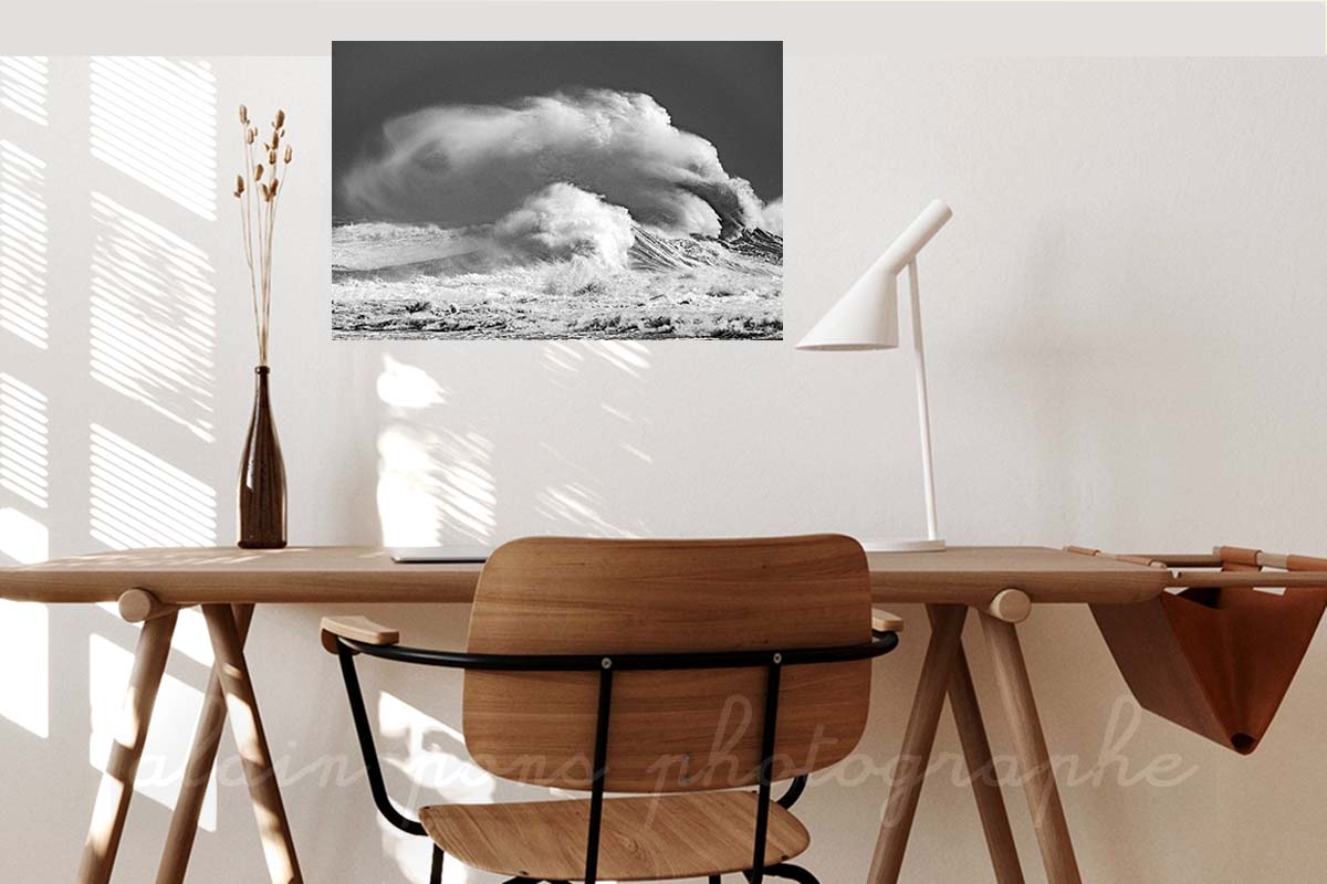 photographie d'une vague représentant un chien couché, en face de la digue à Lesconil, tempête Nelson du 28 mars 2024, ici en décoration dans un salon, alain pons photographe