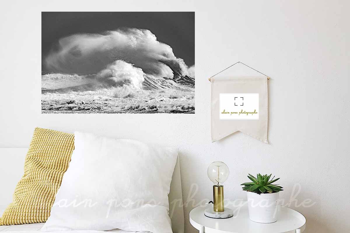 photographie d'une vague représentant un chien couché, en face de la digue à Lesconil, tempête Nelson du 28 mars 2024, ici en décoration dans une chambre, une création alain pons photographe