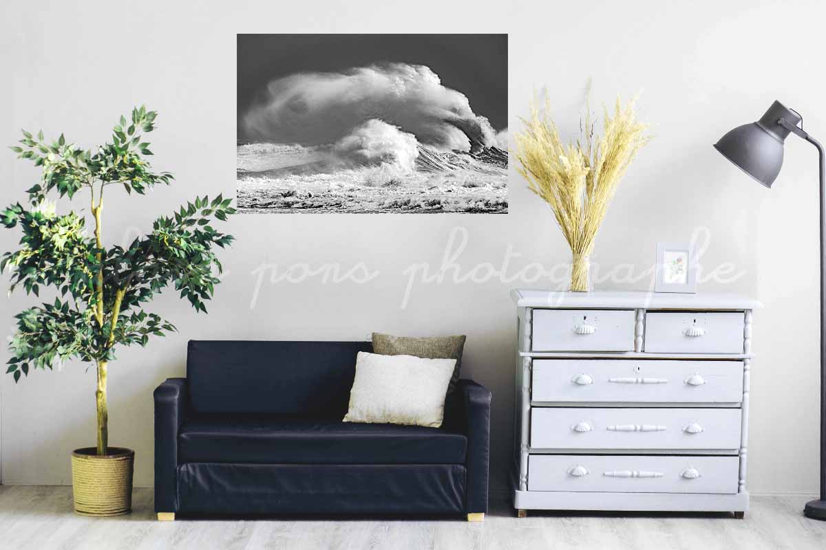 photographie d'une vague représentant un chien couché, en face de la digue à Lesconil, pendant la tempête Nelson leu 28 mars 2024, ici en décoration dans un salon, alain pons photographe
