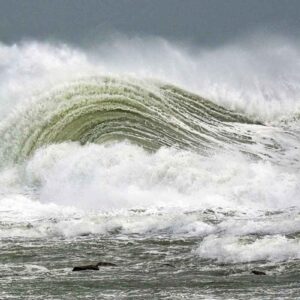 photographie d'une vague à l'apparence d'un mille-feuille, devant la digue de Lesconil, tempête Nelson du 28 mars 2024, l'éphémère ou l'effet mer. alain pons photographe