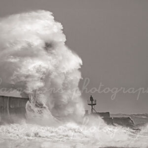 photographie d'une vague représentant le père Noël fou contre la digue à Lesconil, tempête Nelson du 28 mars 2024,