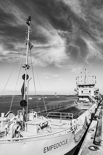 bateau empedocle en noir et blanc par alain pons photographe® photographie en noir et blanc du bateau empedocle à Loctudy, alain pons photographe®