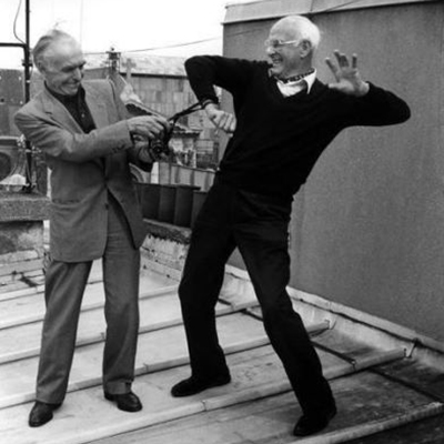 Robert Doisneau et Henri Cartier Bresson, photographes Photographie de Robert Doisneau et Henri Cartier-Bresson ensemble sur un toit en 1996.