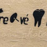 Photographie d'un rébus sur un mur à Lyon