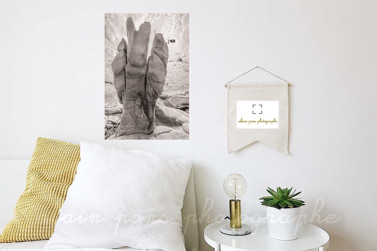 Photographie le rocher avec 5 doigts à Ploumanach - Trégastel. Présentée ici accrochée au mur d'une chambre.