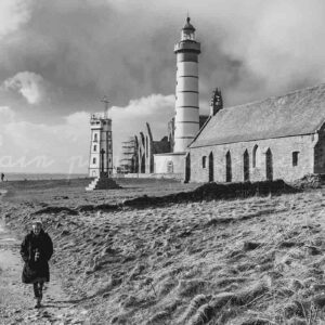 photographie de la pointe Saint-Mathieu, chapelle, phare, abbaye, sémaphore, en noir et blanc.