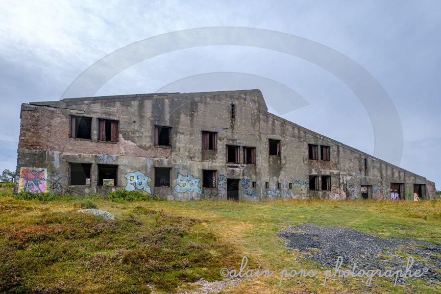 photographie d'un bâtiment militaire désaffecté en Lozère, une vue en couleur de l'extérieur du bâtiment.