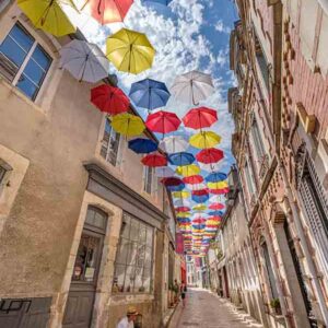 photographie Les parapluies de Sancerre, en août 2020, dans la rue Saint-Jean.