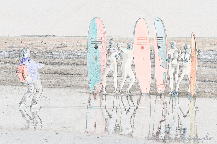 surf-surfeurs-france-monde-alain-pons-photographe®-06122021- photographie transformée en dessin d'un groupe de surfeurs, baie des trépassés. ©alain pons photographe®