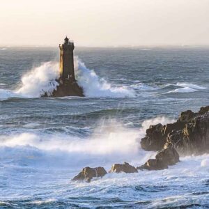 photographie du phare de la Vieille dans la vague, pointe du Raz, Finistère.