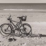 photographie de 2 bicyclettes sur une plage, en noir et blanc, époque covid19