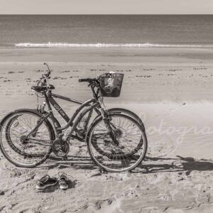 photographie de 2 bicyclettes sur une plage, en noir et blanc,