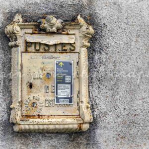 photographie d'une ancienne boite aux lettres en Aubrac,