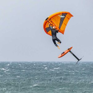 photographie d’un Wing-Foil s’envolant avec son surfeur, La Franqui.