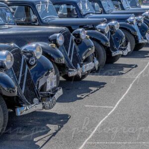 Photographie de plusieurs Citroën tractions avant anniversaire 90 ans, en alignement