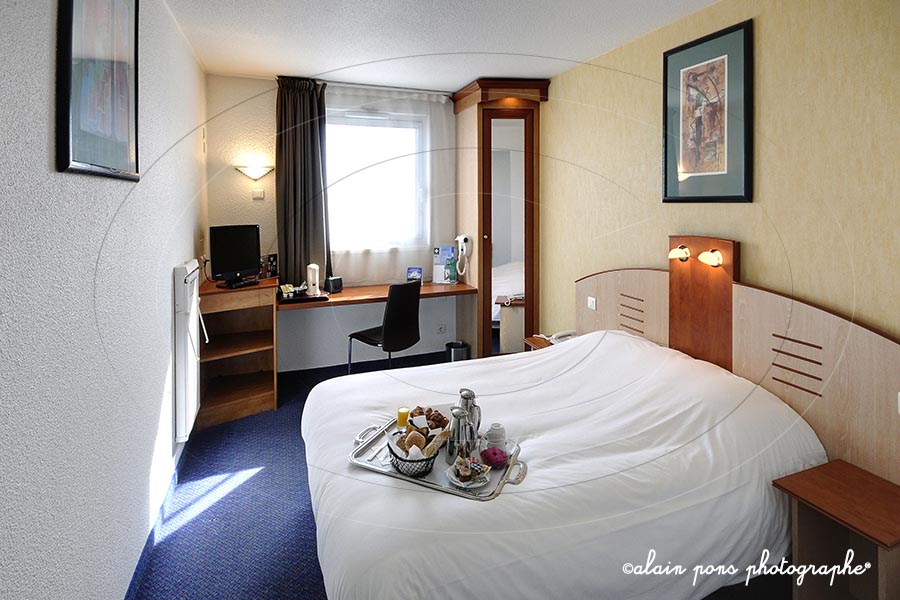 photographie d’une chambre d’hôtel à Clermont-Ferrand photographie d'une chambre d'hôtel à Clermont-Ferrand