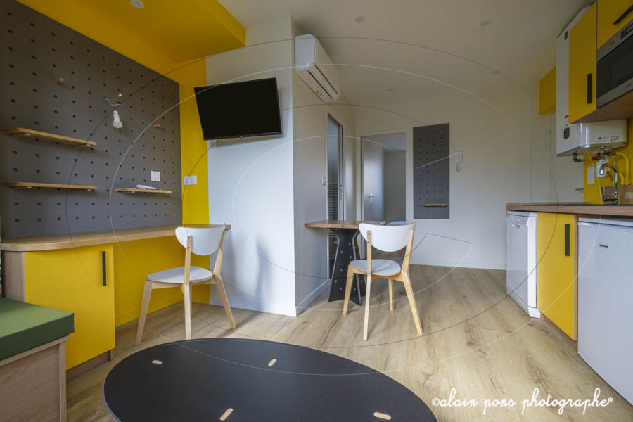 photographie HDR de l’intérieur d’un studio meublé à Aubière dans le Puy-de-Dôme, vue depuis la fenêtre photographie HDR de l'intérieur d'un studio meublé à Aubière dans le Puy-de-Dôme, vue depuis la fenêtre