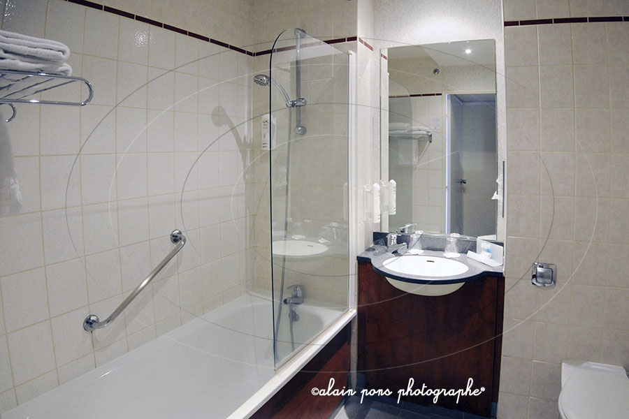 photographie de la salle de bains d’un hôtel 4 étoiles à Clermont-Ferrand photographie de la salle de bains d'un hôtel 4 étoiles à Clermont-Ferrand