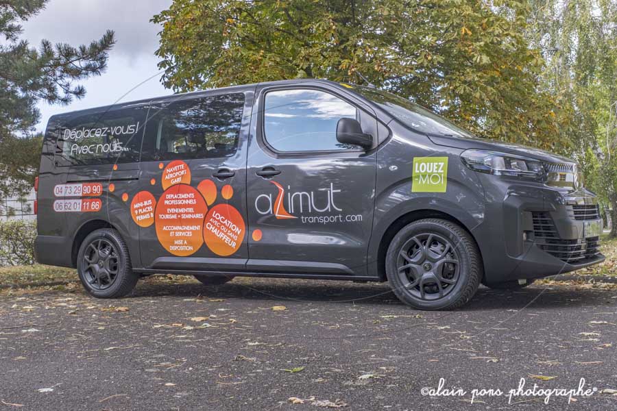 photographie véhicule minibus azimut transport photographie d'un minibus transport de personnes de l'entreprise Azimut Transport,
