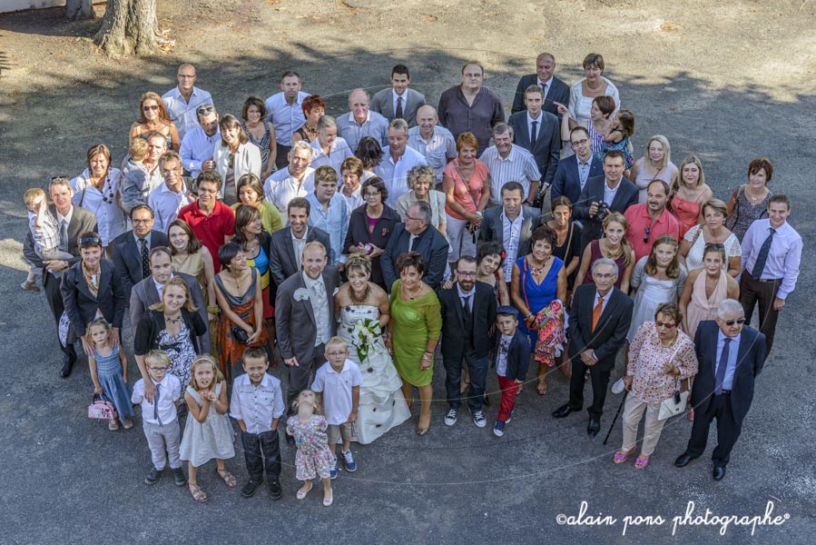 photographie d’un groupe de personnes adultes et enfants depuis une fenêtre de mairie photographie d'un groupe de personnes adultes et enfants depuis une fenêtre de mairie, en plongée.