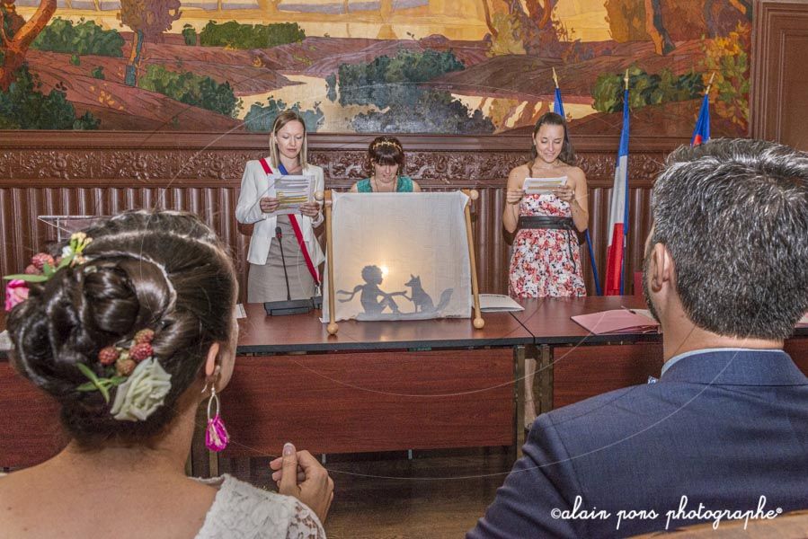 photographie d’un couple de mariés en mairie, photographie d'un couple de mariés en mairie