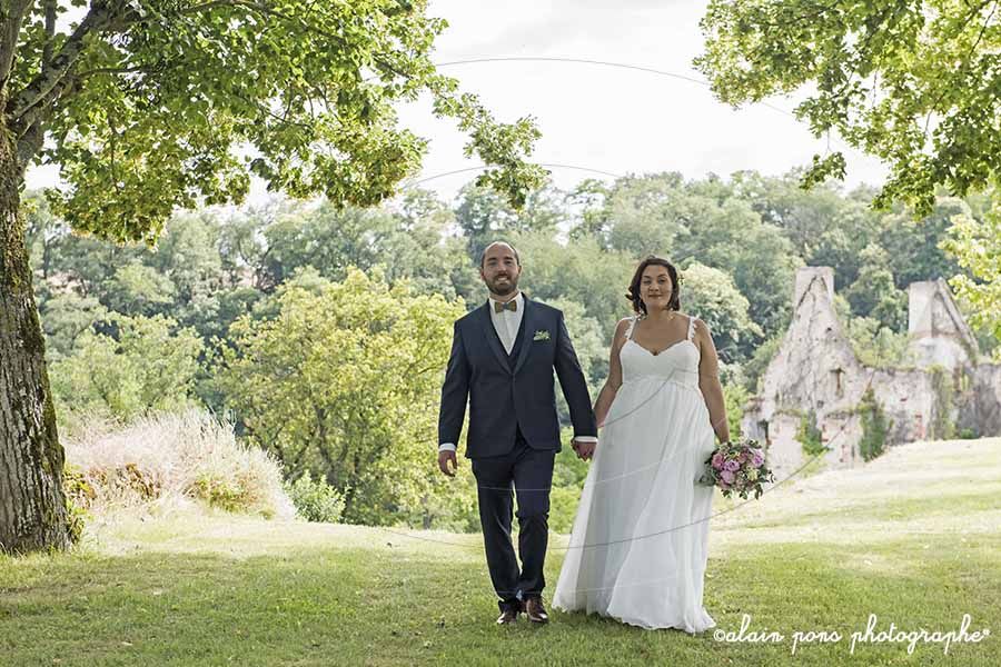 photographie d’un couple de mariés s’avançant vers le photographe photographie d'un couple de mariés s'avançant vers le photographe